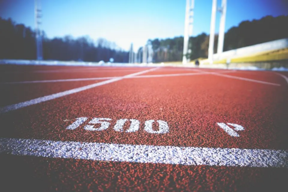 Pista de atletismo con líneas de recorrido