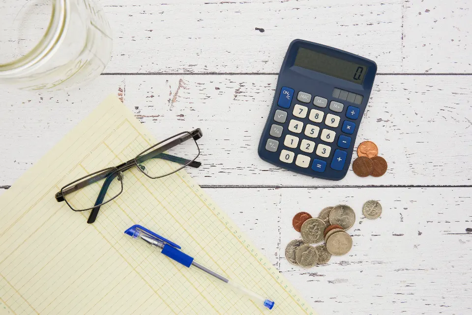 Calculadora junto a notas sobre un presupuesto